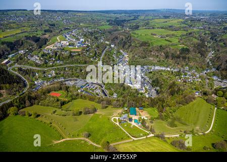 Vue aérienne, vue sur la ville et la vieille ville historique avec des bâtiments médiévaux et le château de Monschau, église protestante sur la rivière Rur, prairies et Banque D'Images
