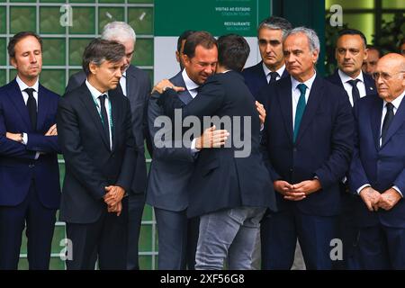 Lisboa, Portugal. 30 juin 2024. Lisbonne, 30/06/2024-les funérailles du footballeur Manuel Fernandes ont eu lieu ce dimanche mais sont réservées uniquement à la famille et aux proches de l’ancien attaquant vert et blanc. Le corps, qui a été inhumé au stade José ; Alvalade, sera emmené dans un cortège funéraire de la place Centenário, avant de se rendre sur le site funéraire, où le corps sera incinéré. imagem Frederico Varandas e Tiago Fernandes. (PAULO SPRANGER/Global Imagens) crédit : Atlantico Press/Alamy Live News Banque D'Images