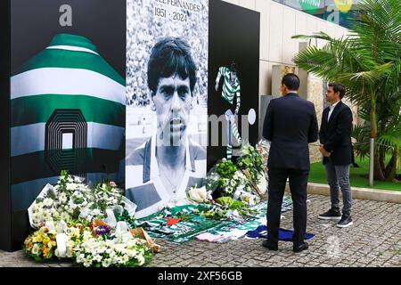 Lisboa, Portugal. 30 juin 2024. Lisbonne, 30/06/2024-les funérailles du footballeur Manuel Fernandes ont eu lieu ce dimanche mais sont réservées uniquement à la famille et aux proches de l’ancien attaquant vert et blanc. Le corps, qui a été inhumé au stade José ; Alvalade, sera emmené dans un cortège funéraire de la place Centenário, avant de se rendre sur le site funéraire, où le corps sera incinéré. Na imagem Pedro Proen&#xe7;a, Tiago Fernandes e Frederico Varandas . Crédit : Atlantico Press/Alamy Live News Banque D'Images