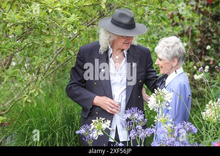 Londres, Royaume-Uni. 01 juillet 2024. Sir Brian May, musicien avec sa femme Anita Dobson, actrice. Aperçu de presse au RHS Hampton court Palace Garden Festival (anciennement le Hampton court Flower Show). Le festival sera ouvert au public le mardi 2 juillet pour célébrer le meilleur du jardinage estival. Crédit : Imageplotter/Alamy Live News Banque D'Images