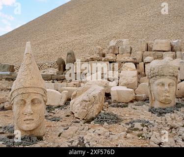 Le mont Nemrut, à son sommet, se dresse le sanctuaire de la tombe du roi Antiochus Ier de Commagène Banque D'Images