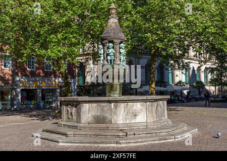 La fontaine Marcus de la Liebfrauenkirchhof, du nom du maire de Brême Victor Marcus, a été conçue en 1909 par l'architecte berlinois Heinrich Jennen et décorée de sculptures du sculpteur munichois Hermann Hahn. Brême, Allemagne Banque D'Images