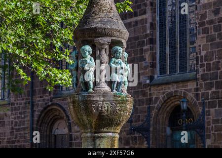 La fontaine Marcus de la Liebfrauenkirchhof, du nom du maire de Brême Victor Marcus, a été conçue en 1909 par l'architecte berlinois Heinrich Jennen et décorée de sculptures du sculpteur munichois Hermann Hahn. Brême, Allemagne Banque D'Images