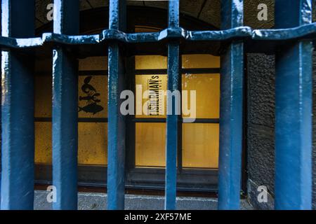 Le restaurant Fisherman's Seafood est situé dans l'ancien bâtiment du commissariat de police. Brême, Allemagne Banque D'Images