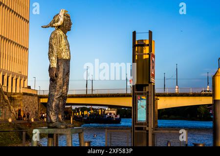 'Homme avec oiseau'. Figure en bronze peinte par le sculpteur Stephan Balkenhol de 1996 sur le Martinianleger à Brême, Allemagne Banque D'Images