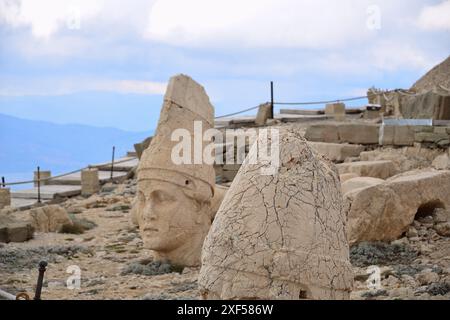 Le mont Nemrut, à son sommet, se dresse le sanctuaire de la tombe du roi Antiochus Ier de Commagène Banque D'Images