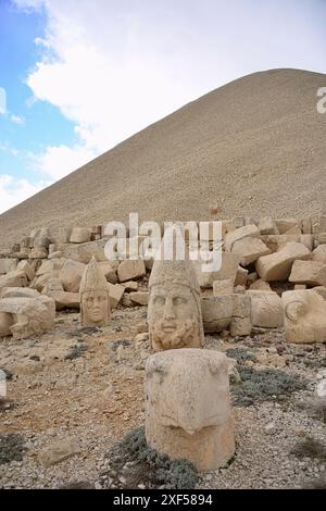 Le mont Nemrut, à son sommet, se dresse le sanctuaire de la tombe du roi Antiochus Ier de Commagène Banque D'Images