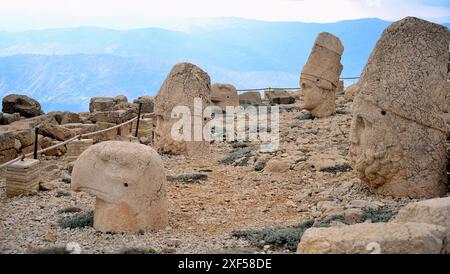 Le mont Nemrut, à son sommet, se dresse le sanctuaire de la tombe du roi Antiochus Ier de Commagène Banque D'Images