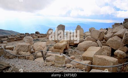 Le mont Nemrut, à son sommet, se dresse le sanctuaire de la tombe du roi Antiochus Ier de Commagène Banque D'Images