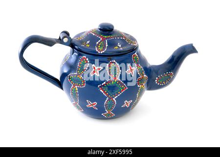 Théière Berrad marocaine traditionnelle sur fond blanc Banque D'Images