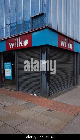 Wilkinsons magasin vide sur High Street, fenêtres vides, fascia toujours visible, pourriture urbaine, volets. Banque D'Images