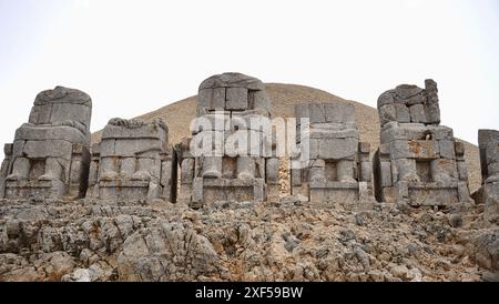 Le mont Nemrut, à son sommet, se dresse le sanctuaire de la tombe du roi Antiochus Ier de Commagène Banque D'Images