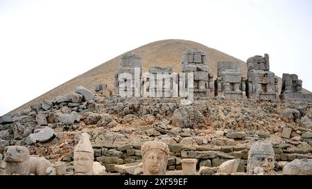 Le mont Nemrut, à son sommet, se dresse le sanctuaire de la tombe du roi Antiochus Ier de Commagène Banque D'Images