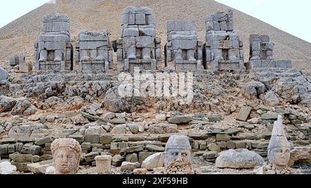 Le mont Nemrut, à son sommet, se dresse le sanctuaire de la tombe du roi Antiochus Ier de Commagène Banque D'Images