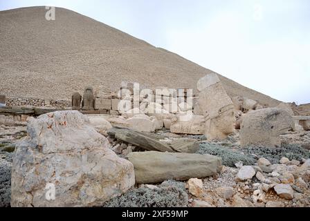 Le mont Nemrut, à son sommet, se dresse le sanctuaire de la tombe du roi Antiochus Ier de Commagène Banque D'Images