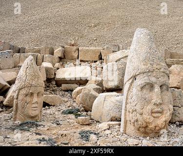 Le mont Nemrut, à son sommet, se dresse le sanctuaire de la tombe du roi Antiochus Ier de Commagène Banque D'Images