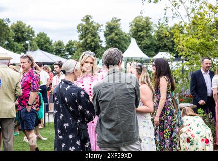 East Molesey, Royaume-Uni. 1er juillet 2024. Le RHS Hampton court Palace Garden Festival ouvre ses portes jusqu'au dimanche 10 juillet. Aujourd'hui, c'est jour de la presse. Le spectacle de fleurs de renommée mondiale est une journée glamour, amusante et éducative à laquelle assistent de nombreuses célébrités. Il y a de nombreux jardins, expositions florales, chapiteaux tous situés dans le magnifique parc du palais de Hampton court. Crédit : Keith Larby/Alamy Live News Banque D'Images