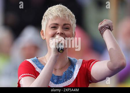 Jennifer Siemann Immer Wieder sonntags 2024, Folge 03 Jennifer Siemann. ARD-Unterhaltungsshow Immer Wieder sonntags. TV-Aufzeichnung und Live-Übertragung vom 30.06.2024 aus dem Wasserpark Rulantica, Rust. Baden-Württemberg, Deutschland. *** Jennifer Siemann Immer Wieder sonntags 2024, épisode 03 Jennifer Siemann ARD Entertainment show Immer Wieder sonntags enregistrement TV et diffusion en direct du 30 06 2024 depuis le parc aquatique Rulantica, Rust Baden Württemberg, Allemagne Banque D'Images