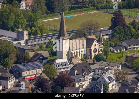 Vue aérienne, Martin's Catholic Parish Church, Ruhraue Municipal Special School, stade de football Sparkassenarena Bigge Ruhrkampfbahn Sports Ground, Banque D'Images