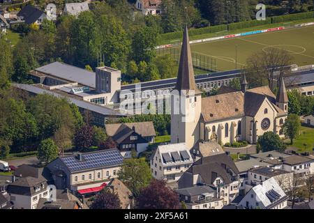 Vue aérienne, Martin's Catholic Parish Church, Ruhraue Municipal Special School, stade de football Sparkassenarena Bigge Ruhrkampfbahn Sports Ground, Banque D'Images