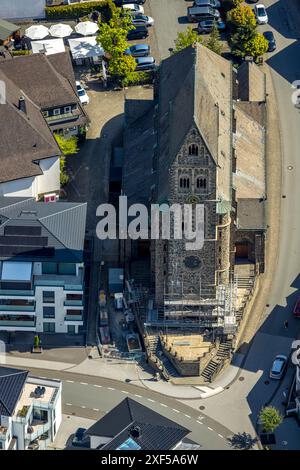 Vue aérienne, église paroissiale catholique élaborée Nikolaus, chantier avec échafaudage à l'entrée, Olsberg, Sauerland, Rhénanie du Nord-Westphalie, germe Banque D'Images