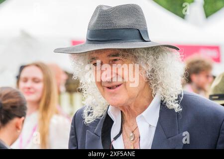 Londres, Royaume-Uni. 1er juillet 2024. Sir Brian May prend un verre pour les invités clés sur le RHS Money-Saving Feature Garden, conçu par Anya Lautenbach et Jamie Butterworth - le RHS Hampton court Palace Garden Festival 2024. Crédit : Guy Bell/Alamy Live News Banque D'Images