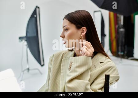 Une femme assise dans un studio photo. Banque D'Images