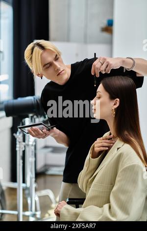 Pretty Woman reçoit un relooking élégant d'un styliste masculin talentueux. Banque D'Images