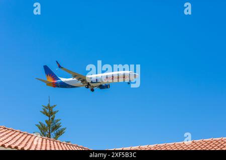 Céphalonie, Grèce, juin 28 2024. Avion Jet2 volant à basse altitude au-dessus de Svoronata, approchant de l'aéroport Anna Pollatou sur l'île grecque de Céphalonie. Voler Banque D'Images