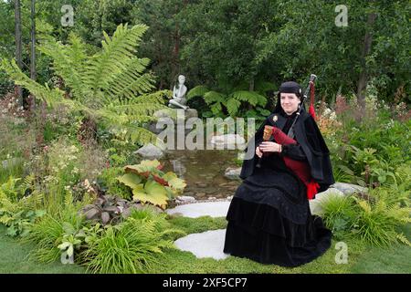 East Molesey, Royaume-Uni. 1er juillet 2024. Vêtu de vêtements de cérémonie, un membre de la Royal cornemuse Band of Ourense joue les cornemuses galiciennes, honorant l'apôtre Santiago, le Saint patron de l'Espagne sur la voie du Saint James Show Garden au RHS Hampton court Palace Garden Festival. Le festival se déroule dans le parc historique de Hampton court Palace à East Molesey, Surrey. Le Festival se déroule du 1er juillet au dimanche 7 juillet 2024. Crédit : Maureen McLean/Alamy Live News Banque D'Images