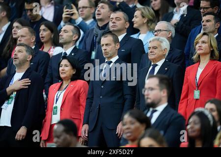 Le président de l'UEFA Aleksander Ceferin (au centre) lors de l'UEFA Euro 2024, manche du 16e match au stade de Cologne, en Allemagne. Date de la photo : dimanche 30 juin 2024. Banque D'Images