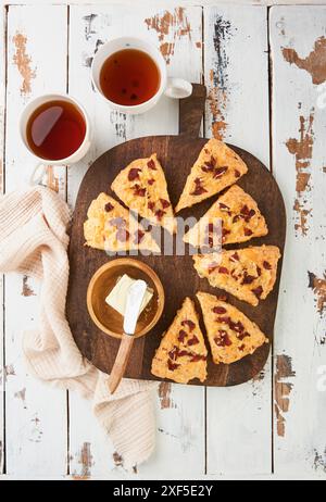 Scones anglais. Scones fraîchement cuits avec des saupoudres de cheddar et de parmesan pour le petit déjeuner. Vue de dessus. Banque D'Images