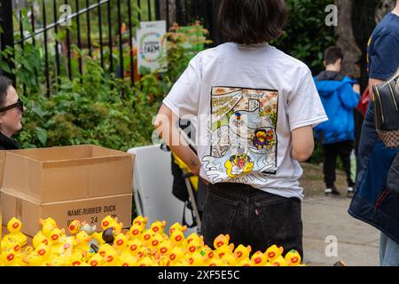 Newcastle upon Tyne, Royaume-Uni. Préparatifs pour la course annuelle de canards en caoutchouc Cluny, dans le quartier d'Ouseburn de la ville. Banque D'Images