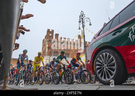 Piacenza, Italie, 1er juillet 2024. 3ème étape du Tour de France départ de la ville de Piacenza. Tadej Pogačar, habillage Jersey jaune, tour sur la place principale. Banque D'Images