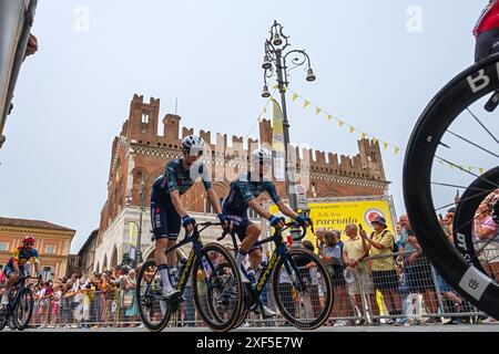 Piacenza, Italie, 1er juillet 2024. 3ème étape du Tour de France départ de la ville de Piacenza : sur la gauche Jonas Vinegaard balade sous bâtiment historique. Banque D'Images