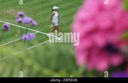 Londres, Grande-Bretagne. 1er juillet 2024. Zhang Shuai participe au premier tour féminin entre Zhang Shuai, de Chine, et Daria Kasatkina, de Russie, au championnat de tennis de Wimbledon à Londres, en Grande-Bretagne, le 1er juillet 2024. Crédit : Han Yan/Xinhua/Alamy Live News Banque D'Images