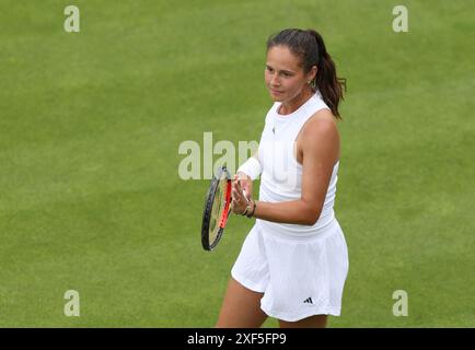 Londres, Grande-Bretagne. 1er juillet 2024. Daria Kasatkina réagit après le match de premier tour féminin entre Zhang Shuai, de Chine, et Daria Kasatkina, de Russie, au championnat de tennis de Wimbledon à Londres, en Grande-Bretagne, le 1er juillet 2024. Crédit : Han Yan/Xinhua/Alamy Live News Banque D'Images