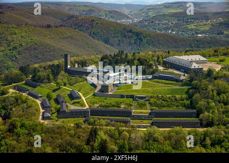 Vue aérienne, Vogelsang IP bâtiment complexe et musée historique sur la colline Erpenscheid, classé ancien nazi Ordensburg Vogelsang, zone forestière Eifel Nord Banque D'Images