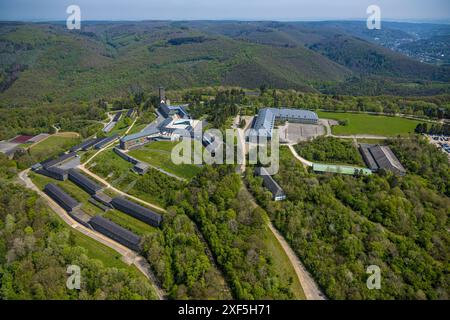 Vue aérienne, Vogelsang IP bâtiment complexe et musée historique sur le mont Erpenscheid, classé ancien nazi Ordensburg Vogelsang, zone forestière Nord Eife Banque D'Images