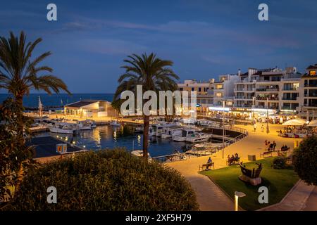 Cala Bona marina de nuit, Majorque (Majorque), Îles Baléares, Espagne, Méditerranée. Banque D'Images