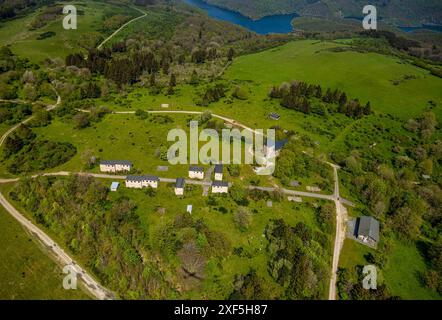 Vue aérienne, église Rochus et ancienne école village déserté Wollseifen, village abandonné, zone forestière et réserve naturelle du plateau Dreiborn NSG, beh Banque D'Images