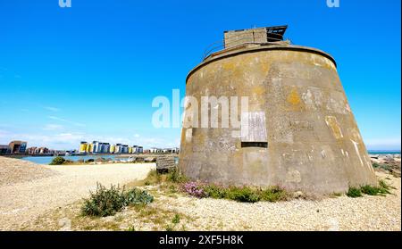 Tour Martello no 66 à l'extrémité est de la plage d'Eastbourne sur le promontoire près de Sovereign Harbour, East Sussex Banque D'Images