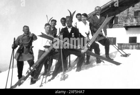 Allemagne. Années 1930 – photographie de groupe d’un moniteur de ski et de ses élèves, debout sur une pente devant un chalet. Banque D'Images