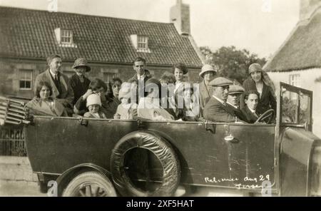 Jersey. 1929 - Un groupe de touristes posant pour une photographie assis dans un charabanc privé de location. L’autocar était exploité par une société appelée « Reliance ». La photographie a été prise à Jersey, dans les îles Anglo-Normandes, en août 1929. Banque D'Images