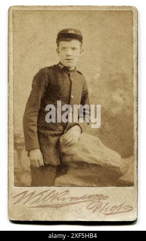 Yorkshire. Circa.1880s – photographie À carte de visite d'un garçon messager télégramme du bureau de poste général, prise par les photographes, Joseph Wilkinson et son fils Francis Adorn, dont le studio était basé à Steam Finishing Works, Claremont Hall, New House, Huddersfield, West Yorkshire. Banque D'Images