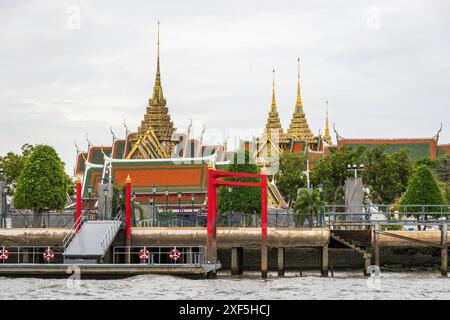 Bangkok, Thaïlande. 24 juin 2024. Vue générale de la jetée privée du Grand Palais, depuis la rivière Chao Phraya. Le Chao Phraya est le principal fleuve de Thaïlande, qui traverse Bangkok pour se diriger vers le golfe de Thaïlande. Crédit : SOPA images Limited/Alamy Live News Banque D'Images