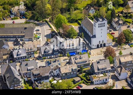 Vue aérienne, centre-ville et église paroissiale de Georg, restaurant Keglerklause, Fredeburg, Schmallenberg, Sauerland, Rhénanie du Nord-Westphalie, Allemagne, A Banque D'Images
