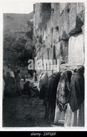 Palestine. Années 1880 – Une photogravure de la Swan Electric Engraving Company reproduite à partir d’une photographie de Cecil Victor Shadbolt, prise lors de son voyage à travers la Palestine. L'estampe est intitulée « The Jewish' Wailing-place », représentant le mur occidental (mur des lamentations) dans la vieille ville de Jérusalem. Banque D'Images