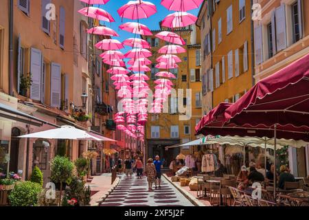 Parapluies roses flottantes au-dessus des boutiques et restaurants de la place aux Aires dans la vieille ville de Grasse sur la Côte d'Azur, Côte d'Azur, Provence, France Banque D'Images