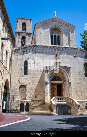 Cathédrale de Grasse sur la place du petit Puy dans la vieille ville de Grasse sur la Côte d'Azur, Côte d'Azur, Provence, France Banque D'Images